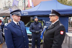 Na zdjęciu policjanci oraz stanowisko policyjne.