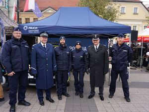 Na zdjęciu policjanci oraz stanowisko policyjne.