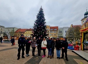 Na zdjęciu policjanci oraz uczniowie i nauczyciele z Rybnika, akcja Białek wstążki.