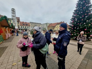 Na zdjęciu umundurowany policjant podczas akcji Białej wstążki w Rybniku.