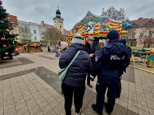 Na zdjęciu policjanci podczas kampanii białej wstążki.
