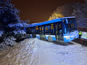 Na zdjęciu autobus komunikacji miejskiej, którego kierujący nie zachował należytej prędkości i pojazd wpadł do rowu.