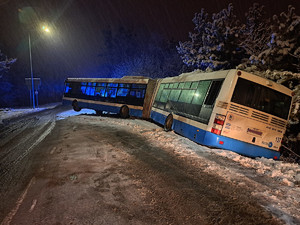 Na zdjęciu autobus komunikacji miejskiej, którego kierujący nie zachował należytej prędkości i pojazd wpadł do rowu.