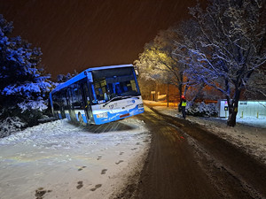 Na zdjęciu autobus komunikacji miejskiej, którego kierujący nie zachował należytej prędkości i pojazd wpadł do rowu.