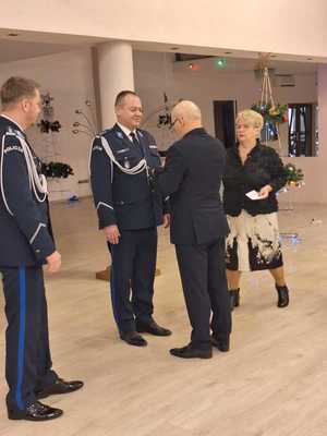 Na zdjęciu Pan Komendant otrzymuje medal. Uroczyste posiedzenie Zarządu Oddziału Wojewódzkiego SEiRP w Katowicach.
