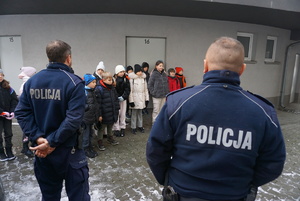 Na zdjęciu policjanci opowiadają dzieciom o swojej pracy.