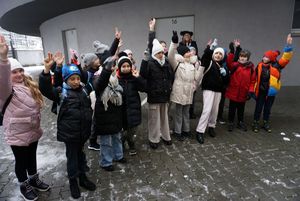 Na zdjęciu uczniowie ze szkoły w Świerklanach z wizytą w rybnickiej komendzie.