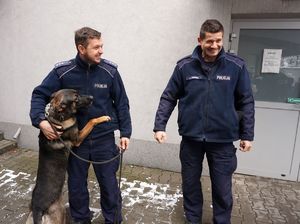 Na zdjęciu przewodnicy psów służbowych z ich pupilem.