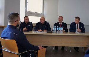 Na zdjęciu policjanci oraz zaproszeni goście na naradzie rocznej w rybnickiej komendzie.