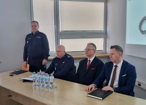 Na zdjęciu Pan Komendant omawia wyniki osiągnięte przez policjantów z Rybnika.