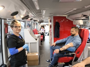 Policjant oddaje krew.