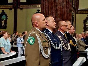 Na zdjęciu przedstawiciele służb mundurowych na Obchodach Święta Konstytucji 3 Maja podczas uroczystości w kościele.