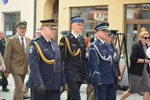 Na zdjęciu przedstawiciele służb mundurowych na Obchodach Święta Konstytucji 3 Maja, przemarsz na rybnicki rynek.