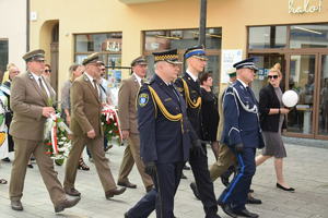 Na zdjęciu przedstawiciele służb mundurowych na Obchodach Święta Konstytucji 3 Maja, przemarsz na rybnicki rynek.