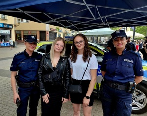 Na zdjęciu policjantki z dziewczynami.