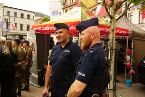 Na zdjęciu policjanci.