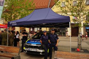 Na zdjęciu policjanci przy policyjnym radiowozie.