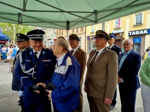 Na zdjęciu Pan Komendant z mieszkańcem Rybnika.