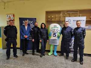 Mundurowi obecni w szkole.