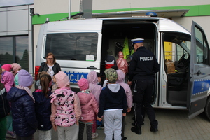 Osoby zainteresowane wchodzą do radiowozu.