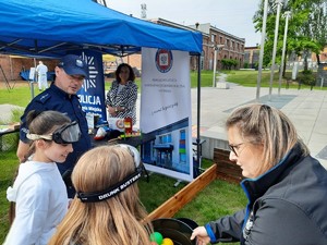 Policjant na Festiwalu Nauki
