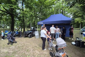 Policjanci w trakcie festynu z okazji dnia dziecka