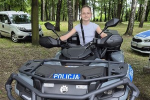 Policjanci w trakcie festynu z okazji dnia dziecka