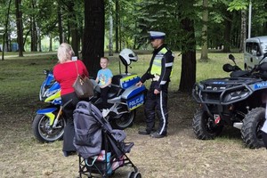 Policjanci w trakcie festynu z okazji dnia dziecka