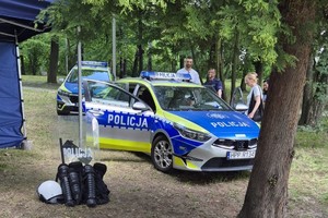 Policjanci w trakcie festynu z okazji dnia dziecka
