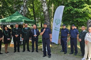 Policjanci w trakcie festynu z okazji dnia dziecka