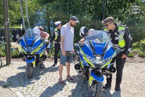 policjant na pikniku