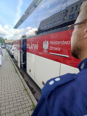 Na zdjęciu policyjne pagony, a w tle autokar.