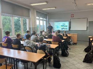 Na zdjęciu uczniowie klasy mundurowej i naczelnik prewencji rybnickiej komendy.