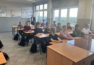 Na zdjęciu uczniowie klasy mundurowej w Rybniku, przy ulicy Rymera.