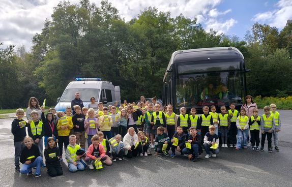 Na zdjęciu dzieci, policjant oraz organizatorzy spotkania z okazji Europejskiego Tygodnia Mobilności w Rybniku.