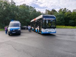 Na zdjęciu policyjny radiowóz oraz autobus komunikacji miejskiej.