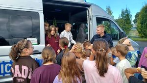 Na zdjęciu akcja Europejski Tydzień Mobilności w Rybniku. Dzieci oglądają policyjny radiowóz.