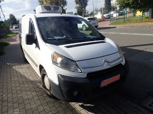 Na zdjęciu samochód osobowy - citroen.