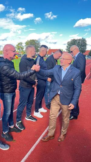 Na zdjęciu policjanci odbierający nagrody na turnieju piłkarskim w Lidzbarku Mazurskim.