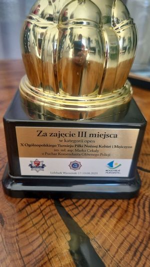 Na zdjęciu puchar za zajęcie III miejsca w turnieju piłkarskim.