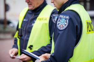 Na zdjęciu umundurowani policjanci.