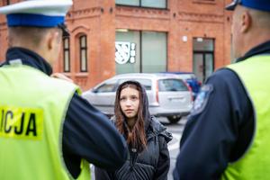 Na zdjęciu policjanci ruchu drogowego rozdają odblaski.
