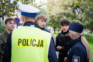 Na zdjęciu policjanci rozdają odblaski młodzieży z rybnickiej szkoły.
