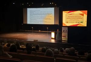 Na zdjęciu Konferencja &quot;Razem przeciwko przemocy&quot; w Czerwionce - Leszczynach. Zdjęcie uczestników, w tle scena.