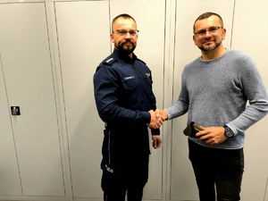 Na zdjęciu nadkomisarz Damian Przybyła oraz Pan Dyrektor Muzeum.