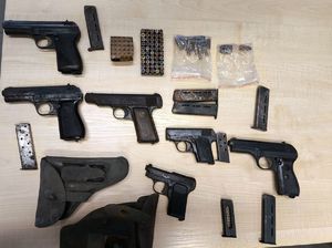 Na zdjęciu broń oraz amunicja przekazana do muzeum w Rybniku.