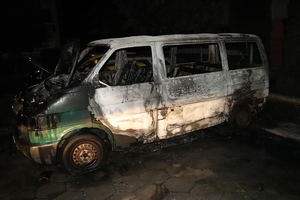 Na zdjęciu uszkodzone samochody.