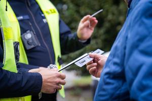 Na zdjęciu policjanci rozdają odblaski.