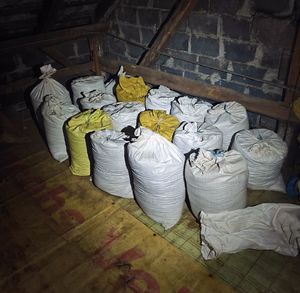 Na zdjęciu miejsce, gdzie policjanci znaleźli nielegalny tytoń.