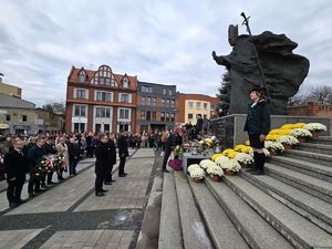 Na zdjęciu samorządowcy z Prezydentem Miasta na czele podczas uroczystych obchodów Święta Niepodległości w Rybniku.